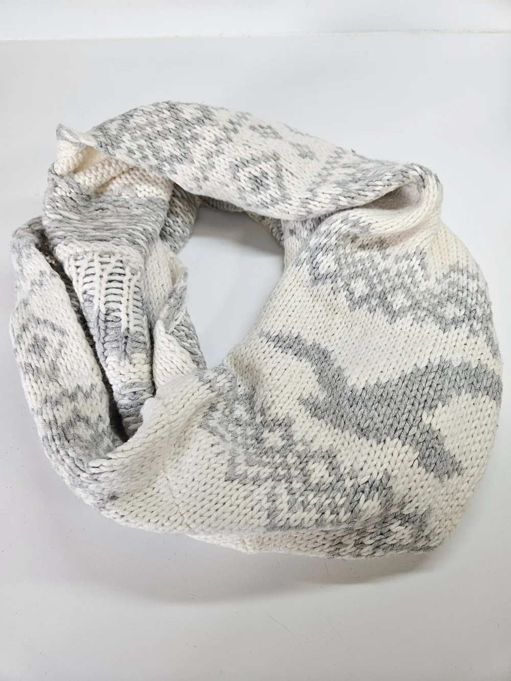 Hollister White Gray Eagle Logo Fair Isle Knit Infinity Scarf